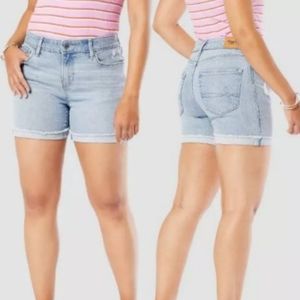 Denzi Levi's NWT 5" midrise light wash shorts. Raw hem. Size 4.